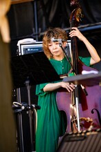 折坂悠太のバンドメンバー・宮田あずみ（Cb）。