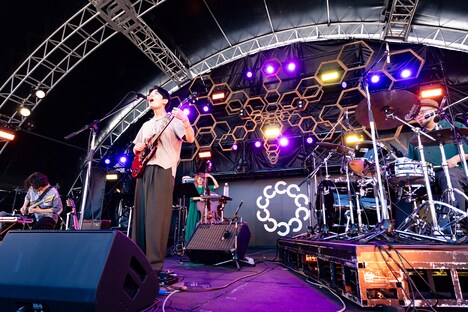 折坂悠太のステージの様子。