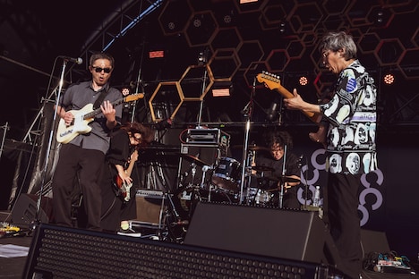 ZAZEN BOYSのステージの様子。