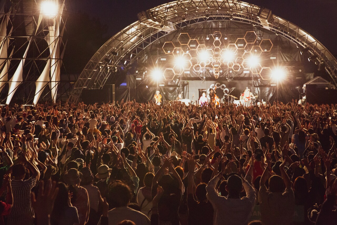 EGO-WRAPPIN'のステージの様子。