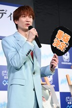 わけもわからぬまま「重版決定」のうちわを渡された宮田俊哉。