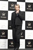 マイクを持った平野紫耀。