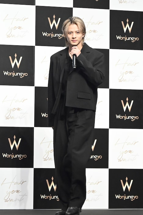 マイクを持った平野紫耀。