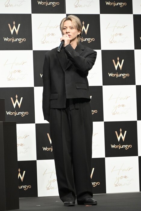 背筋をぴんと伸ばして話す平野紫耀。