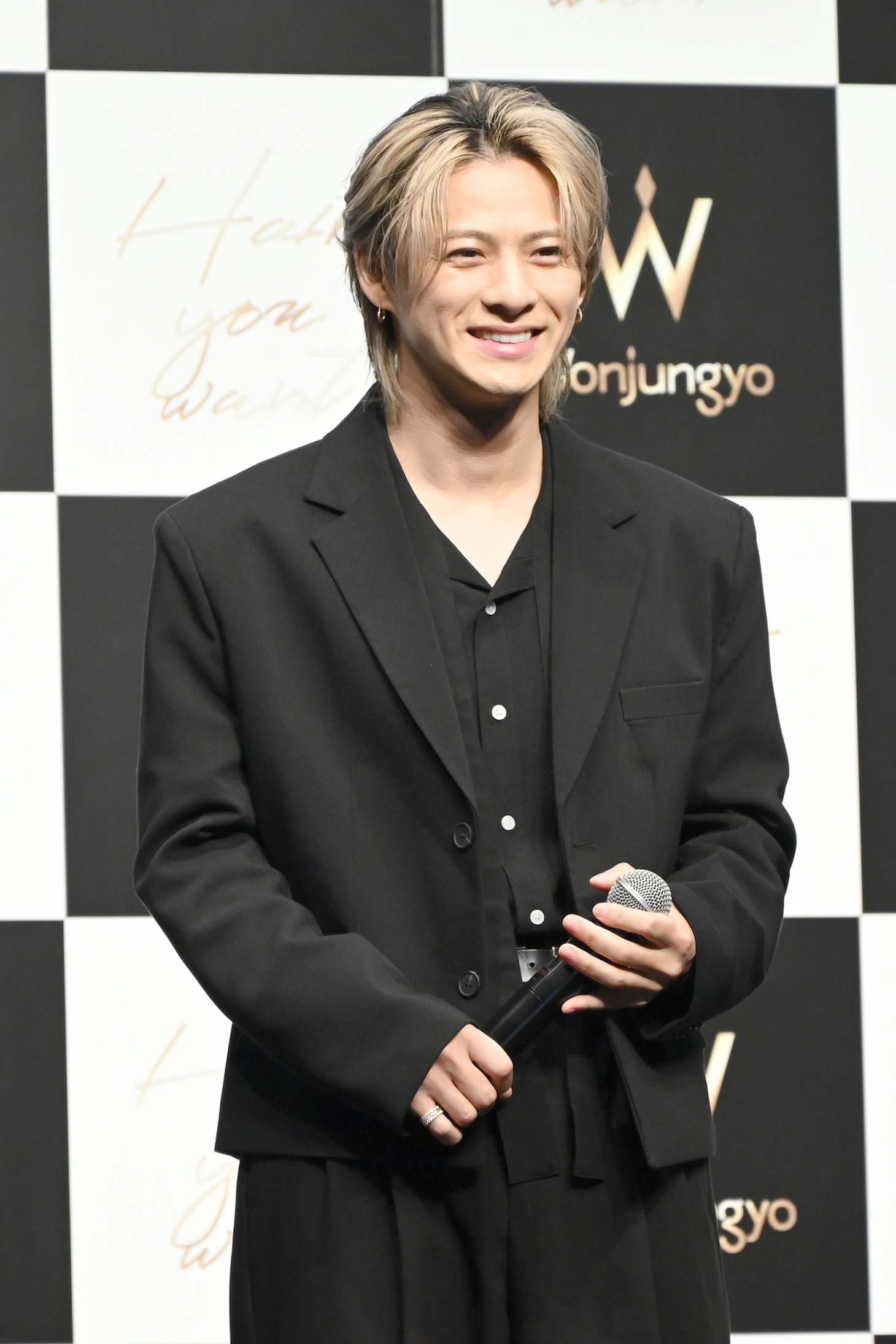 笑顔の平野紫耀。