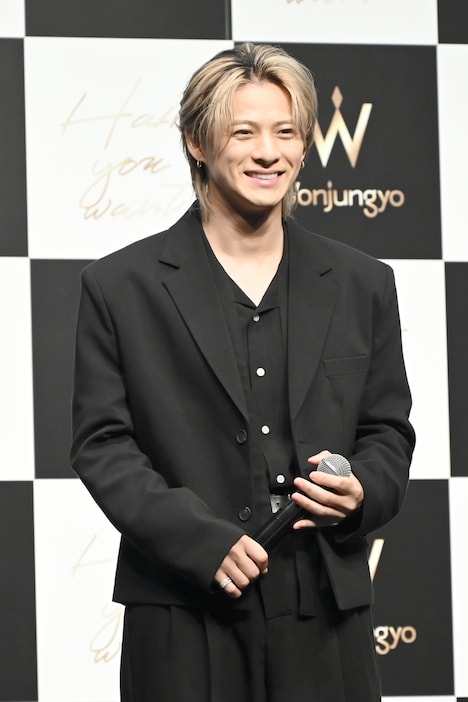 笑顔の平野紫耀。