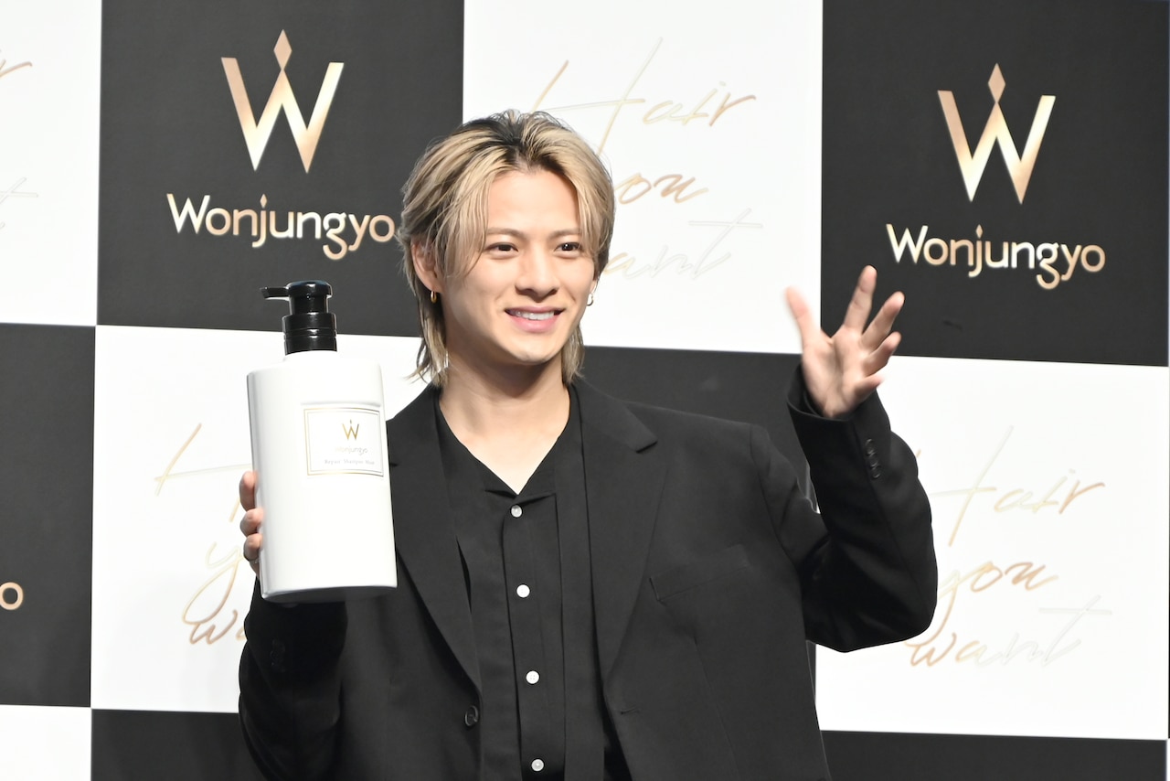 ひらひらさせながら手を振る平野紫耀。