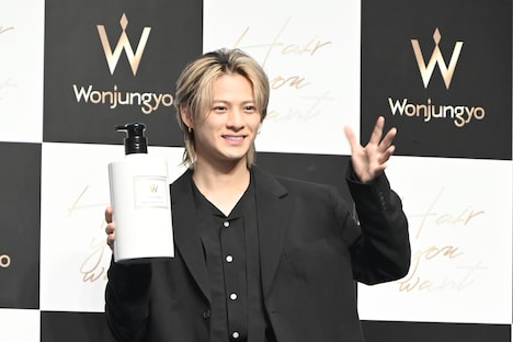 ひらひらさせながら手を振る平野紫耀。