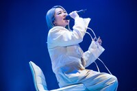 椅子に腰掛け熱唱する柏木ひなた。