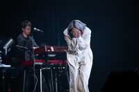 照れる柏木ひなた。