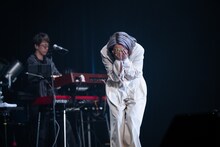 照れる柏木ひなた。