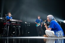 先にアンコールの演奏を始めたメンバーに座り込んで詰め寄る柏木ひなた。