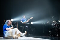 ステージ上で自宅のようにリラックスする柏木ひなた。