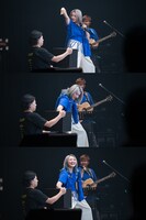 Tシャツプレゼントの抽選でくじを引く柏木ひなた。