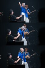 Tシャツプレゼントの抽選でくじを引く柏木ひなた。