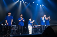 柏木ひなたとバンドメンバー。