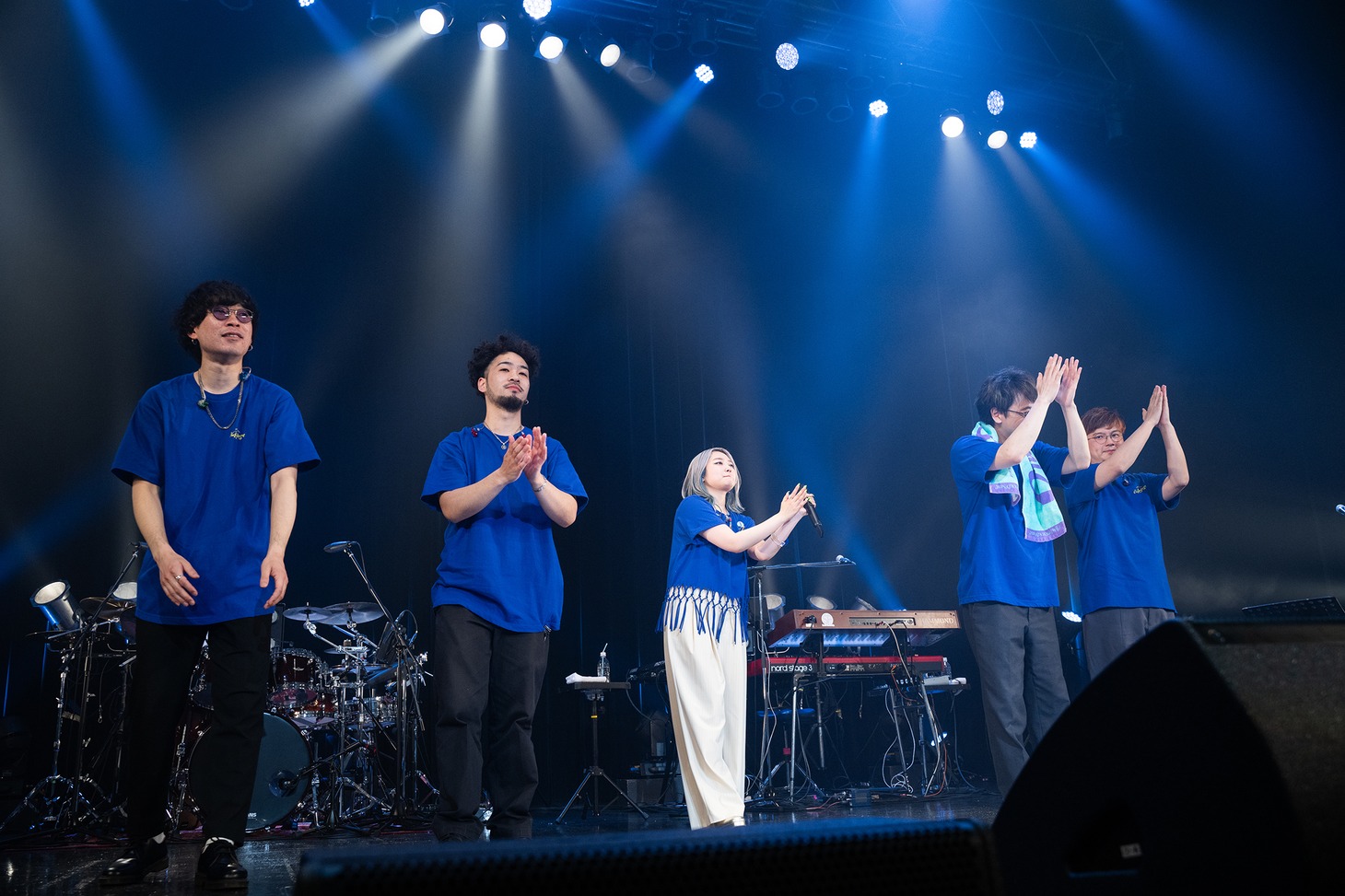 柏木ひなたとバンドメンバー。
