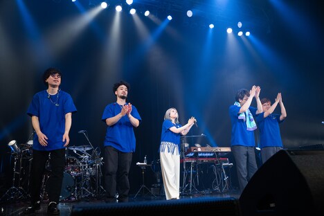 柏木ひなたとバンドメンバー。