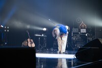 立ち去るバンドメンバーに向かって深々とお辞儀する柏木ひなた。