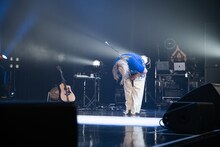 立ち去るバンドメンバーに向かって深々とお辞儀する柏木ひなた。