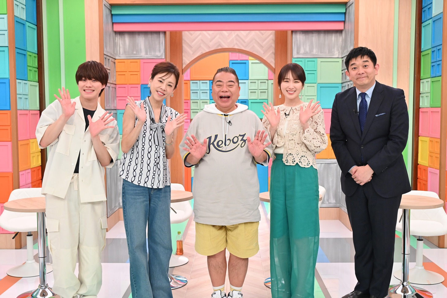 左から大橋和也（なにわ男子）、高橋真麻、出川哲朗、高山一実、伊藤利尋（フジテレビアナウンサー）。(c)フジテレビ