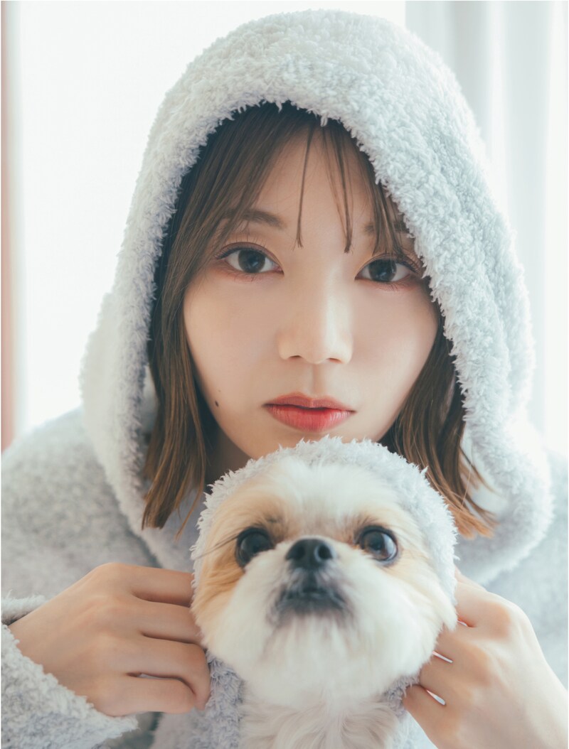 高本彩花の1st写真集「僕の記憶の中で」より、愛犬・ちぇりとのツーショット。(撮影:東京祐)(c)KOBUNSHA