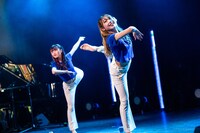 ダンスするにか（左）とはな（右）。