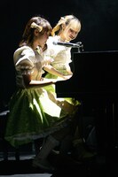 連弾するみら（左）としおん（右）。