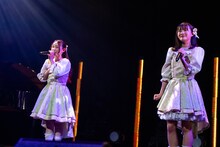 日本語と台湾語で「涙そうそう」を歌うかづさ（左）とヤーリン（右）。