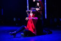 ダンスするみはね（下）となほ（上）。