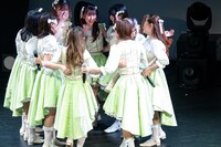 輪になって喜び合うMARUKADO。