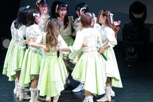 輪になって喜び合うMARUKADO。