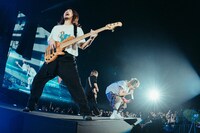 左からONE OK ROCKのRyota（B）、Toru（G）、Taka（Vo）。（Photo by Kosuke Ito）