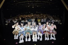 東京・新宿BLAZEのフロアをバックに撮影するMirror,Mirror。