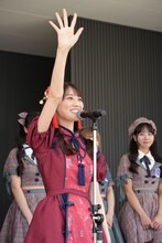 ツアーの開幕宣言をする秋本帆華（TEAM SHACHI）。