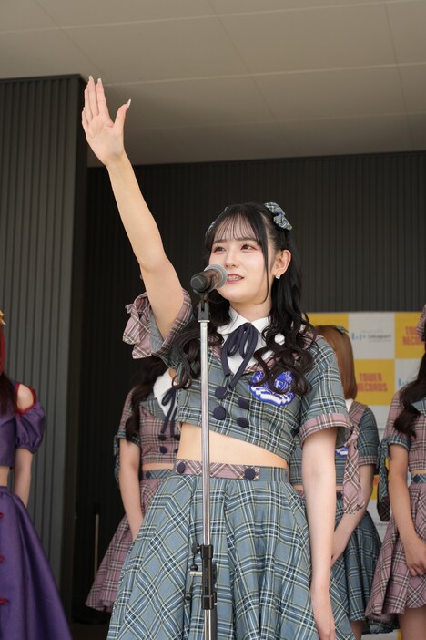 ツアーの開幕宣言をする宇塚千夏（Sharply # × Flutter ♭）。