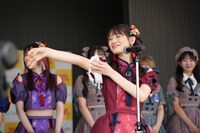 ツアーの開幕宣言をする秋本帆華（TEAM SHACHI）。