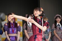 ツアーの開幕宣言をする秋本帆華（TEAM SHACHI）。