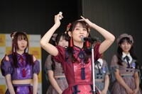 ツアーの開幕宣言をする秋本帆華（TEAM SHACHI）。