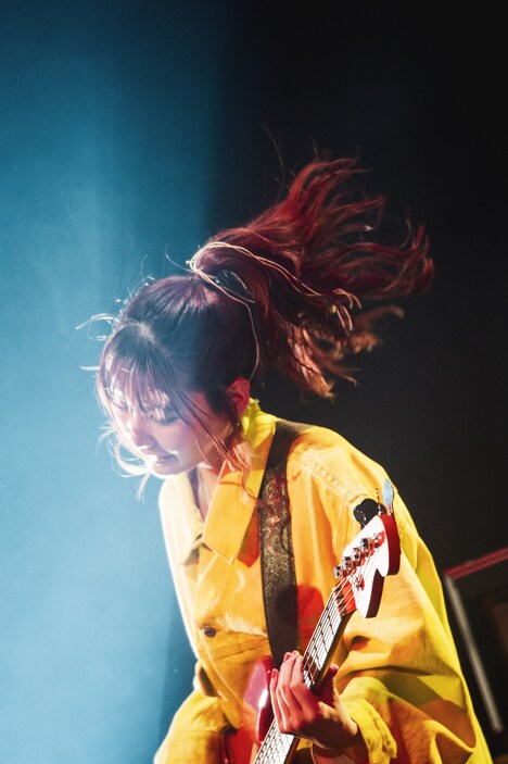 TOMOMI（B, Vo）（Photo by Yukihide [JON...] Takimoto）