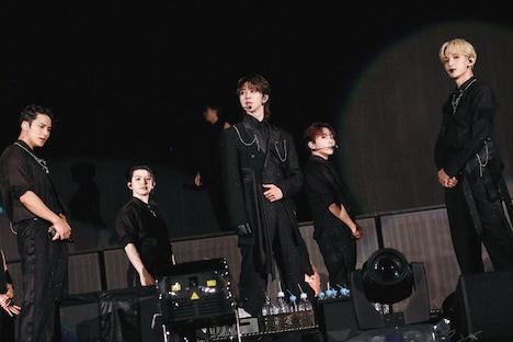 左からMINGYU、WOOZI、THE 8、SEUNGKWAN、DK。(P)&(C) PLEDIS Entertainment
