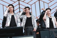 左からJEONGHAN、JOSHUA、DINO。(P)&(C) PLEDIS Entertainment