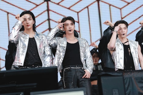 左からJEONGHAN、JOSHUA、DINO。(P)&(C) PLEDIS Entertainment