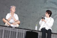 左からHOSHI、WONWOO。(P)&(C) PLEDIS Entertainment