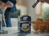 アミノバイタルのWeb CM「楽しいからやるんだ」編より。