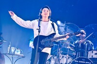 人気画像10位は「ミセス×乃木坂46対バンで『きっかけ』コラボ、横アリに響き渡った美しいハーモニー」より、大森元貴（Vo, G / Mrs. GREEN APPLE）。