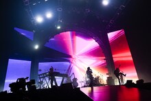 Mrs. GREEN APPLEのパフォーマンスの様子。