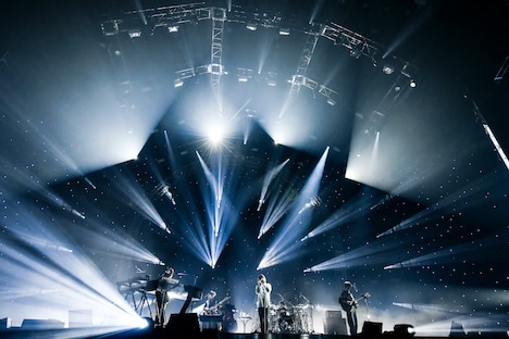 Mrs. GREEN APPLEのパフォーマンスの様子。