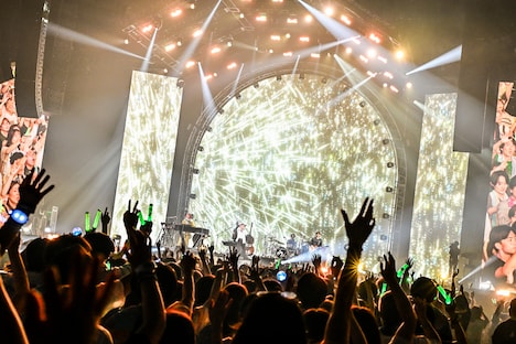 Mrs. GREEN APPLEのパフォーマンスの様子。