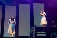 「春霞」を歌う冨樫優花と川本空。